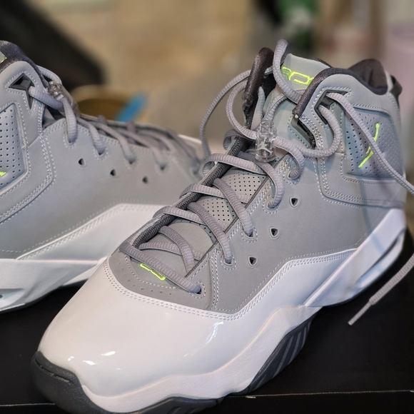 Brand new still in the og box Jordan's i thought I ordered a 10.5 and I didn't - Picture 2 of 3